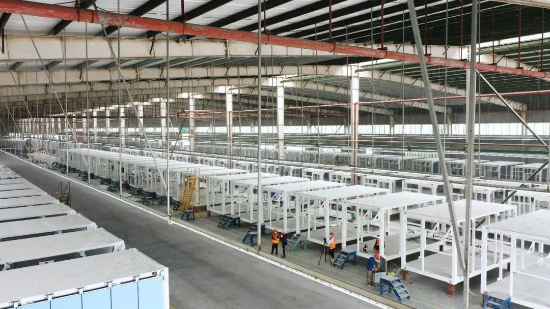 建筑模塊均先在工廠流水線上批量預(yù)制.jpg 建筑模塊均先在工廠流水線上批量預(yù)制.jpg